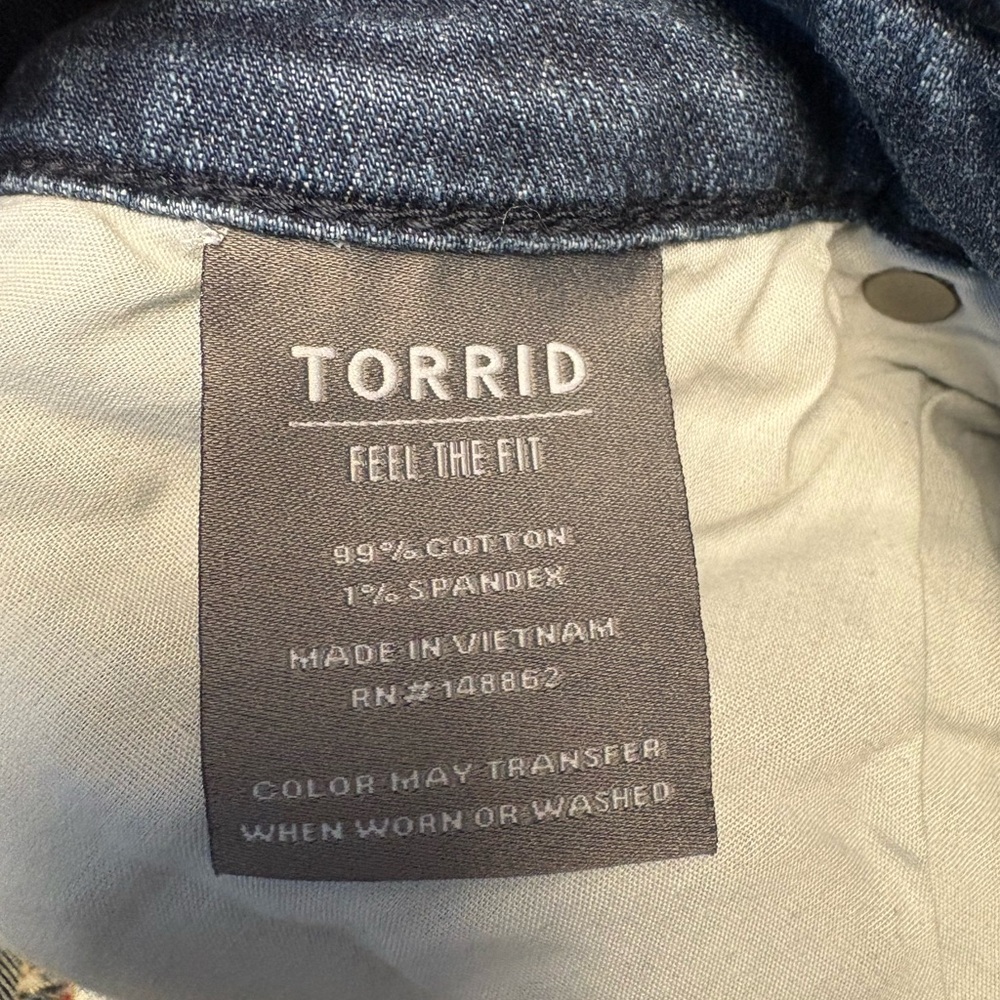 Torrid Mid-Rise Medium Wash Rolled Hem Jean Shorts Size 16 J5 - Picture 4 of 4